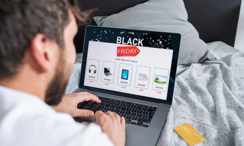 Computador portátil exibindo promoções de Black Friday para compras de eletrônicos e tecnologia.