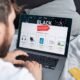 Computador portátil exibindo promoções de Black Friday para compras de eletrônicos e tecnologia.