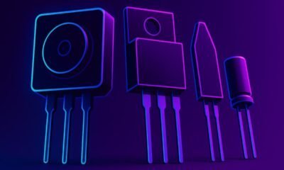 Componentes eletrônicos em néon com fundo escuro.