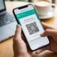 Código QR de WhatsApp para contato, smartphone, tecnologia, comunicação digital.