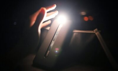 Tecnologia de smartphone com foco em câmeras e inovação digital.