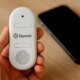 Dispositivo de assistente AI com controle por voz e reconhecimento inteligente.