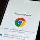 Navegador Chrome no smartphone com tela de boas-vindas.