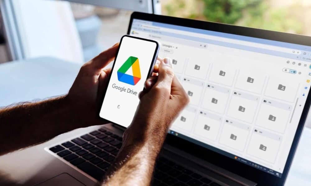 Google Drive aberto no celular e laptop, armazenamento e organização de arquivos digitais.