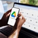 Google Drive aberto no celular e laptop, armazenamento e organização de arquivos digitais.