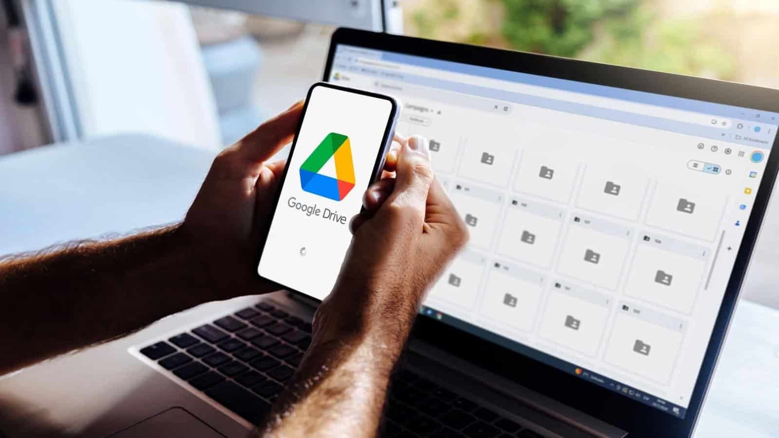 Google Drive aberto no celular e laptop, armazenamento e organização de arquivos digitais.