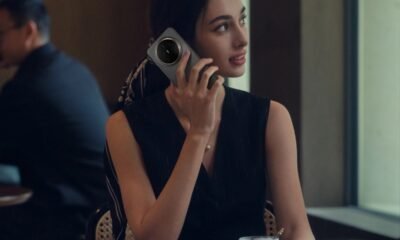 Smartphone com câmera grande em mulher usando em ambiente interior, tecnologia móvel.