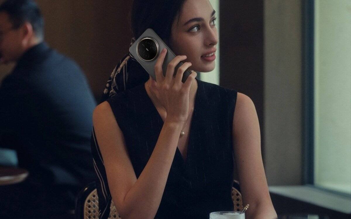 Smartphone com câmera grande em mulher usando em ambiente interior, tecnologia móvel.
