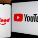 Ifood app na tela do celular e logo do YouTube na tela do monitor.