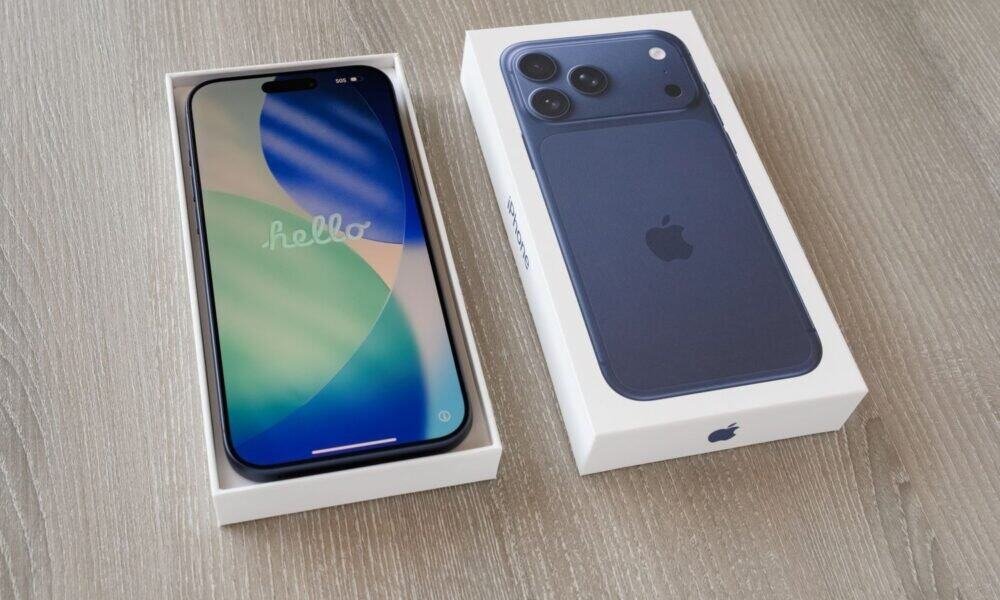 Smartphone iPhone 13 exibido na caixa com design moderno e câmeras duplas.