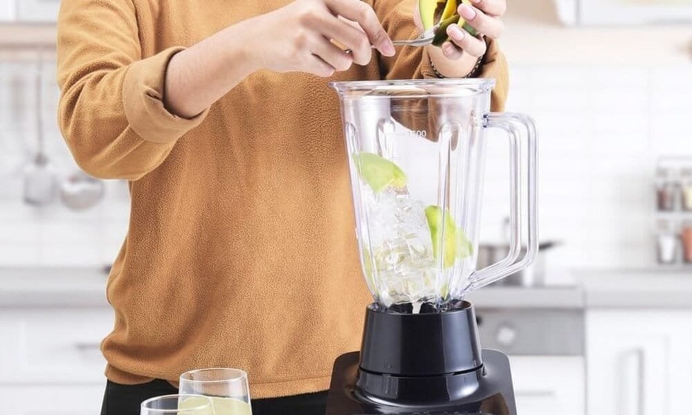 Liquidificador com frutas, preparo de smoothies e receitas saudáveis com tecnologia moderna.