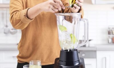 Liquidificador com frutas, preparo de smoothies e receitas saudáveis com tecnologia moderna.