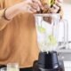 Liquidificador com frutas, preparo de smoothies e receitas saudáveis com tecnologia moderna.