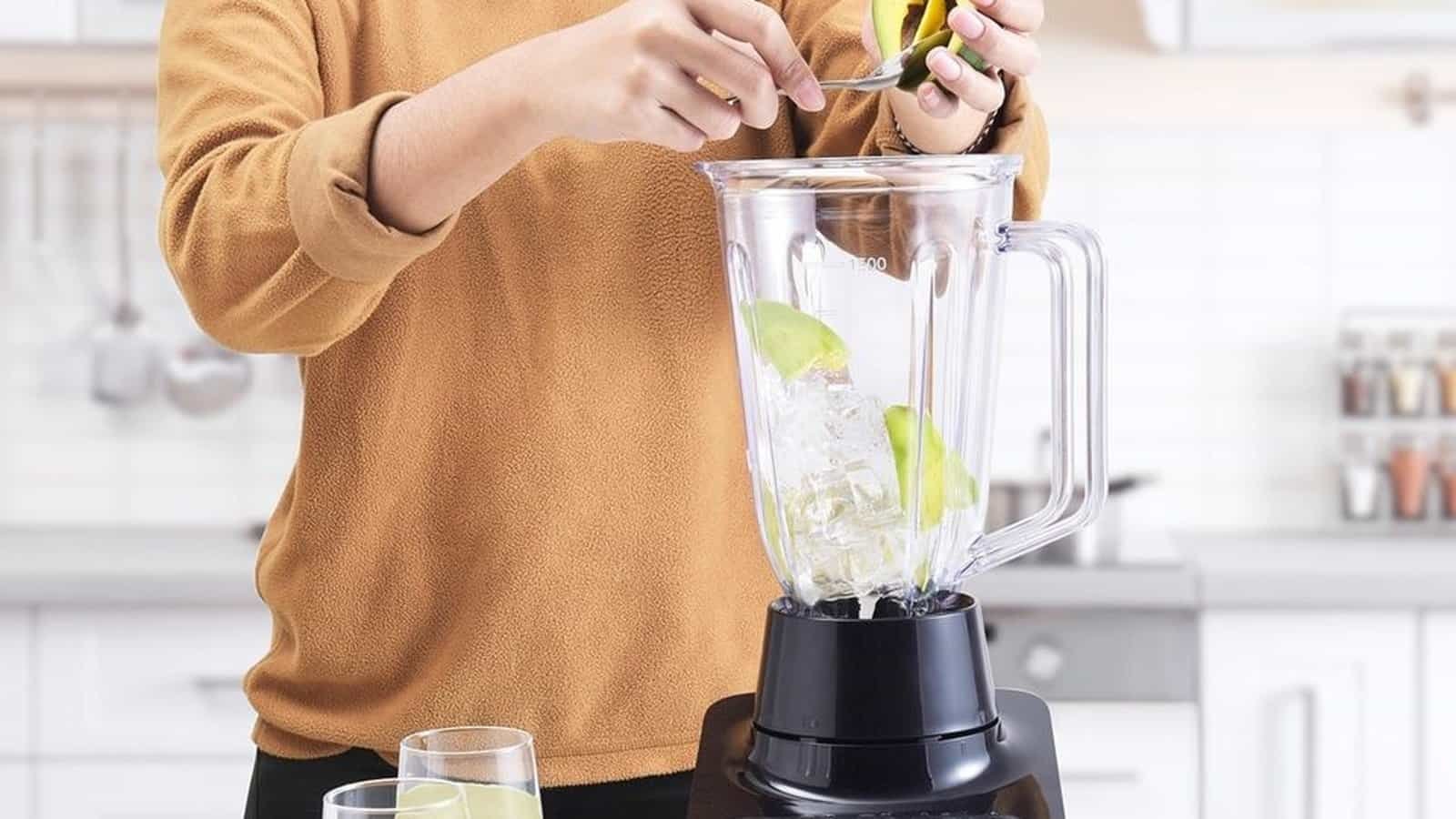 Liquidificador com frutas, preparo de smoothies e receitas saudáveis com tecnologia moderna.