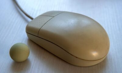 Rato de computador antigo, acessório de tecnologia, mouse com bola de rolagem vintage.