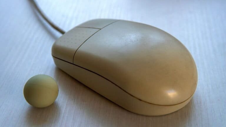 Rato de computador antigo, acessório de tecnologia, mouse com bola de rolagem vintage.
