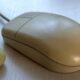Rato de computador antigo, acessório de tecnologia, mouse com bola de rolagem vintage.