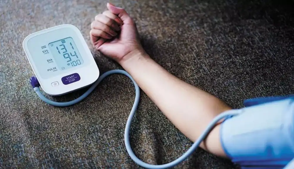Monitor de pressão arterial digital em uso, medindo a saúde cardiovascular.