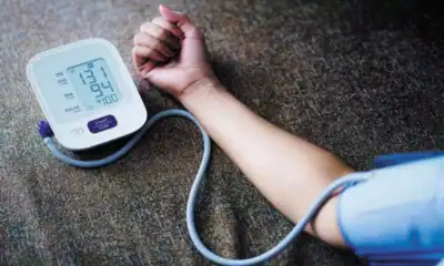 Monitor de pressão arterial digital em uso, medindo a saúde cardiovascular.