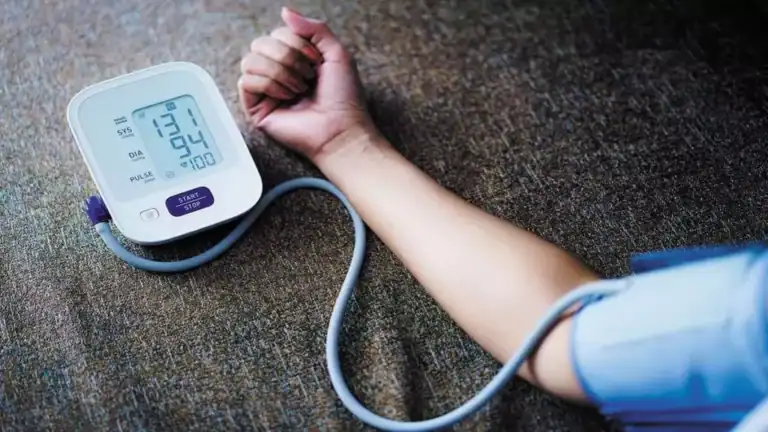 Monitor de pressão arterial digital em uso, medindo a saúde cardiovascular.