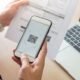 Códigos QR sendo escaneados para pagamento com smartphone.