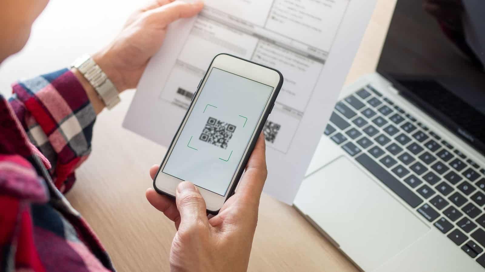 Códigos QR sendo escaneados para pagamento com smartphone.