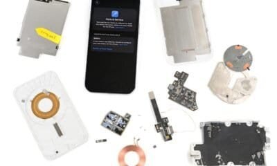 Componentes de reparo de smartphones desmontados, peças internas e hardware.