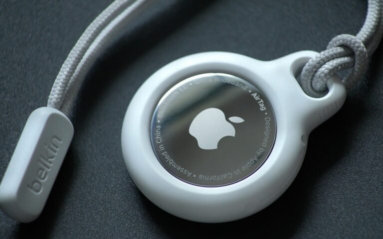 Fone de ouvido AirTag da Apple com design inovador e tecnologia avançada.