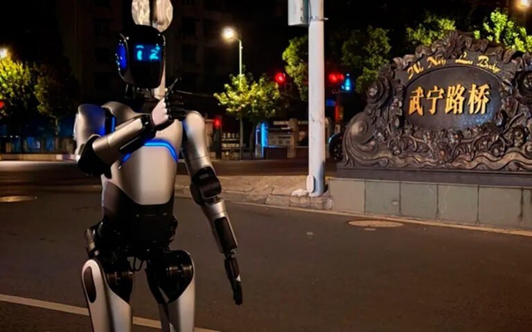Robô humanóide futurista em rua iluminada à noite, tecnologia avançada e inovação.
