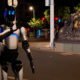 Robô humanóide futurista em rua iluminada à noite, tecnologia avançada e inovação.