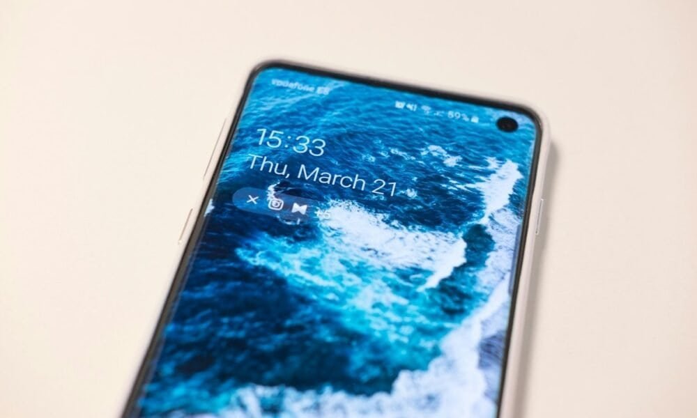 Smartphone moderno com tela de alta resolução exibindo o sistema Android.