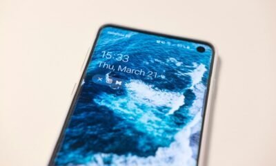 Smartphone moderno com tela de alta resolução exibindo o sistema Android.