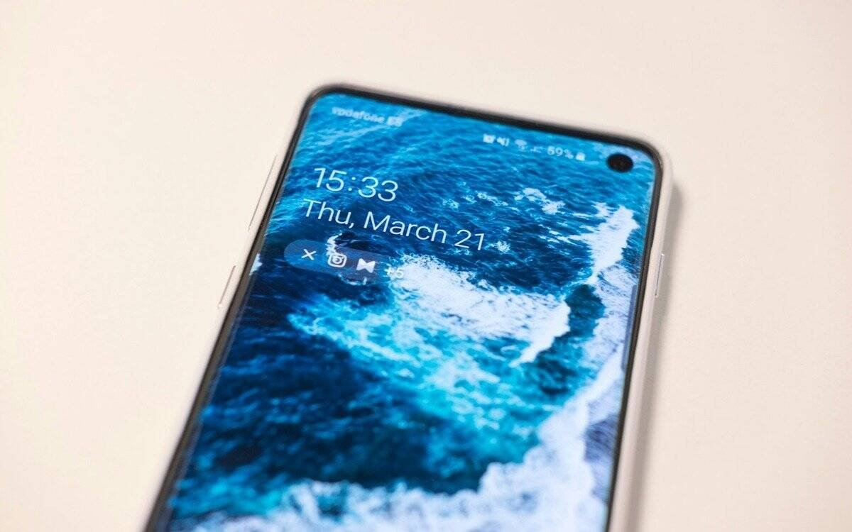 Smartphone moderno com tela de alta resolução exibindo o sistema Android.