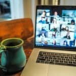 Tecnologia para trabalho remoto e videoconferências com laptop e reuniões online.