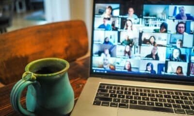 Tecnologia para trabalho remoto e videoconferências com laptop e reuniões online.