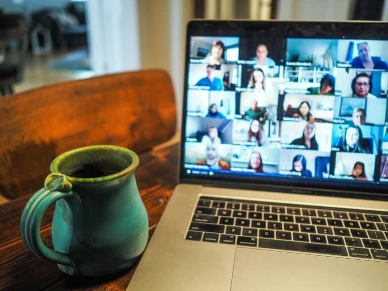 Tecnologia para trabalho remoto e videoconferências com laptop e reuniões online.