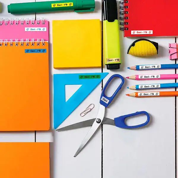 Conjunto de cadernos, canetas, clip e tesoura para escritório ou escolar.
