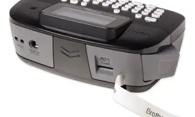 Calculadora com impressora térmica portátil, ideal para escritórios e negócios.