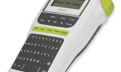 Impressora portátil Brother para impressão de etiquetas e códigos de barras com fácil uso.
