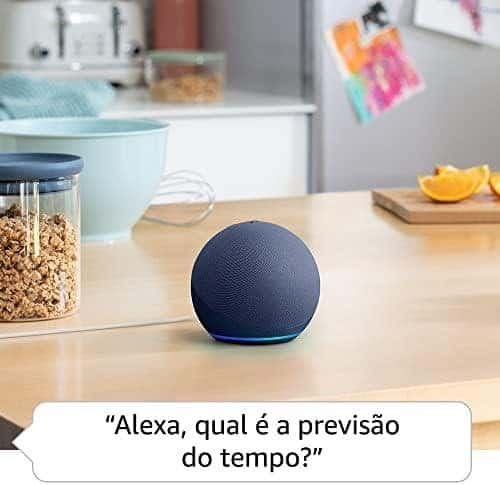Echo Dot (Geração mais recente) | Smart speaker com Alexa, som vibrante e potente, Wi-Fi e Bluetooth | Cor Preta Dispositivo Alexa em uma cozinha moderna, pronto para responder perguntas sobre previsão do tempo.