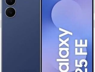 Imagem de um smartphone Samsung Galaxy S25 FE com três câmeras traseiras e tela grande, destacando t.