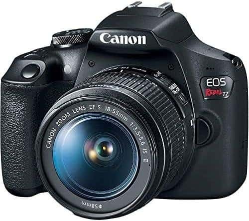 Câmera Canon EOS Rebel T7 com lente 18-55mm, ideal para fotografia amadora e profissional.
