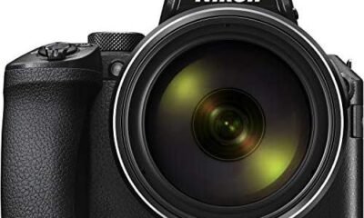 Câmera Nikon DSLR com lente grande angular para fotografia profissional e tecnologia avançada.
