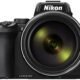 Câmera Nikon DSLR com lente grande angular para fotografia profissional e tecnologia avançada.