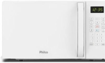Micro-ondas digital com painel de controle e display de hora.