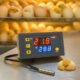 Controle de temperatura para incubação de ovos de galinha com display digital.