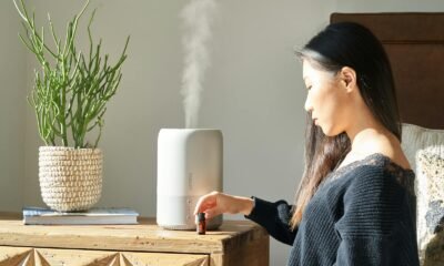 Mulher usando difusor de óleos essenciais para aromatizar o ambiente.