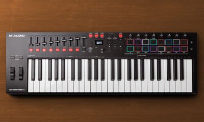 Teclado MIDI com controles de áudio, iluminação e pad de ritmo, ideal para produção musical e gravaç.