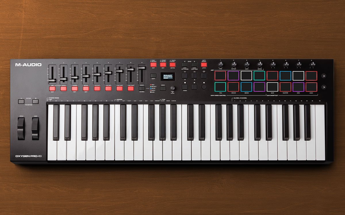 Teclado MIDI com controles de áudio, iluminação e pad de ritmo, ideal para produção musical e gravaç.