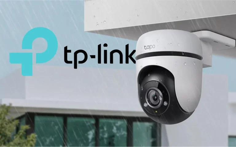 Câmera de segurança TP-Link ao ar livre com design moderno e alta resolução, ideal para monitorament.